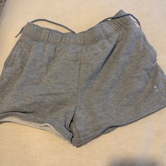 Alo Yoga Alo Accolade Shorts in Gray - Picture 3 of 6